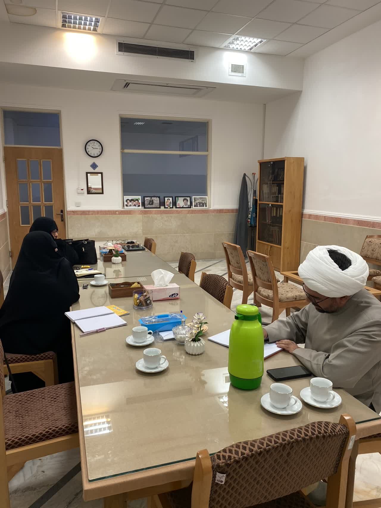 عُقد اجتماعٌ تشاوري بين السيدة المعاونة المحترمة لشؤون البحث العلمي وأعضاء أمانة مؤتمر كتاب العام للنساء في دورته الخامسة، مع المدير العام لمكتب العلاقات الدولية في جامعة الزهراء (سلام الله عليها)، وذلك في الثاني من شهر شهرِيور عام 1405.